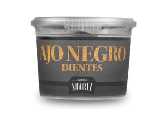 Dientes pelados de ajo negro